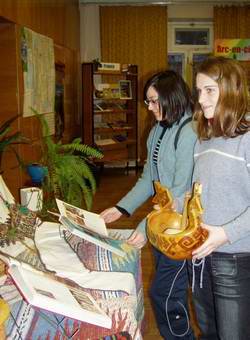 Внимание французских школьников привлекли предметы чувашского декоративно-прикладного искусства и национальные костюмы