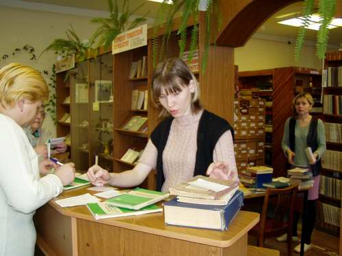 На кафедра выдачи библиотекари Татьяна Выйгетова и Рената Петрова