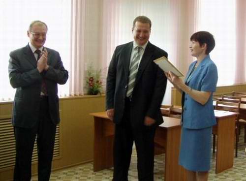 Давыдов Д.Ю. подарил библиотеке сертификат на 50 тыс.руб.